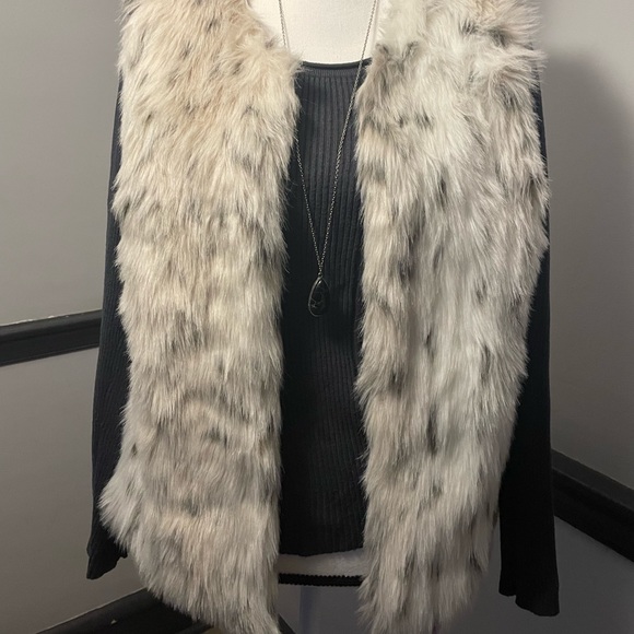 Leopard Winter White Faux Fur Vest - Picture 2 of 4